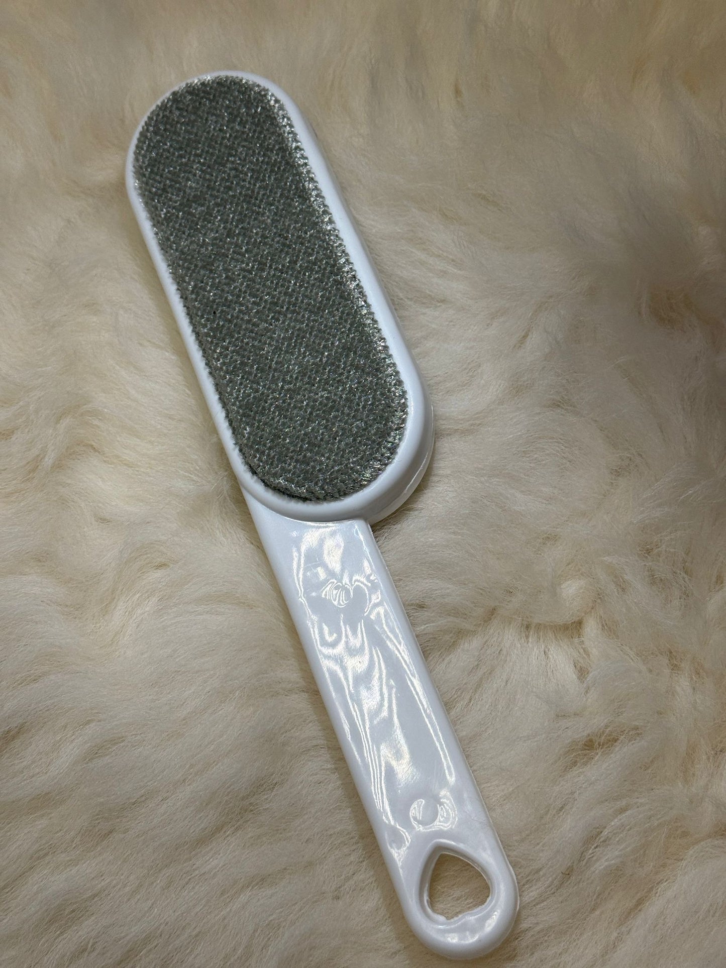 DALANA – Perie albă pentru haine (Everyday Fabric Brush)