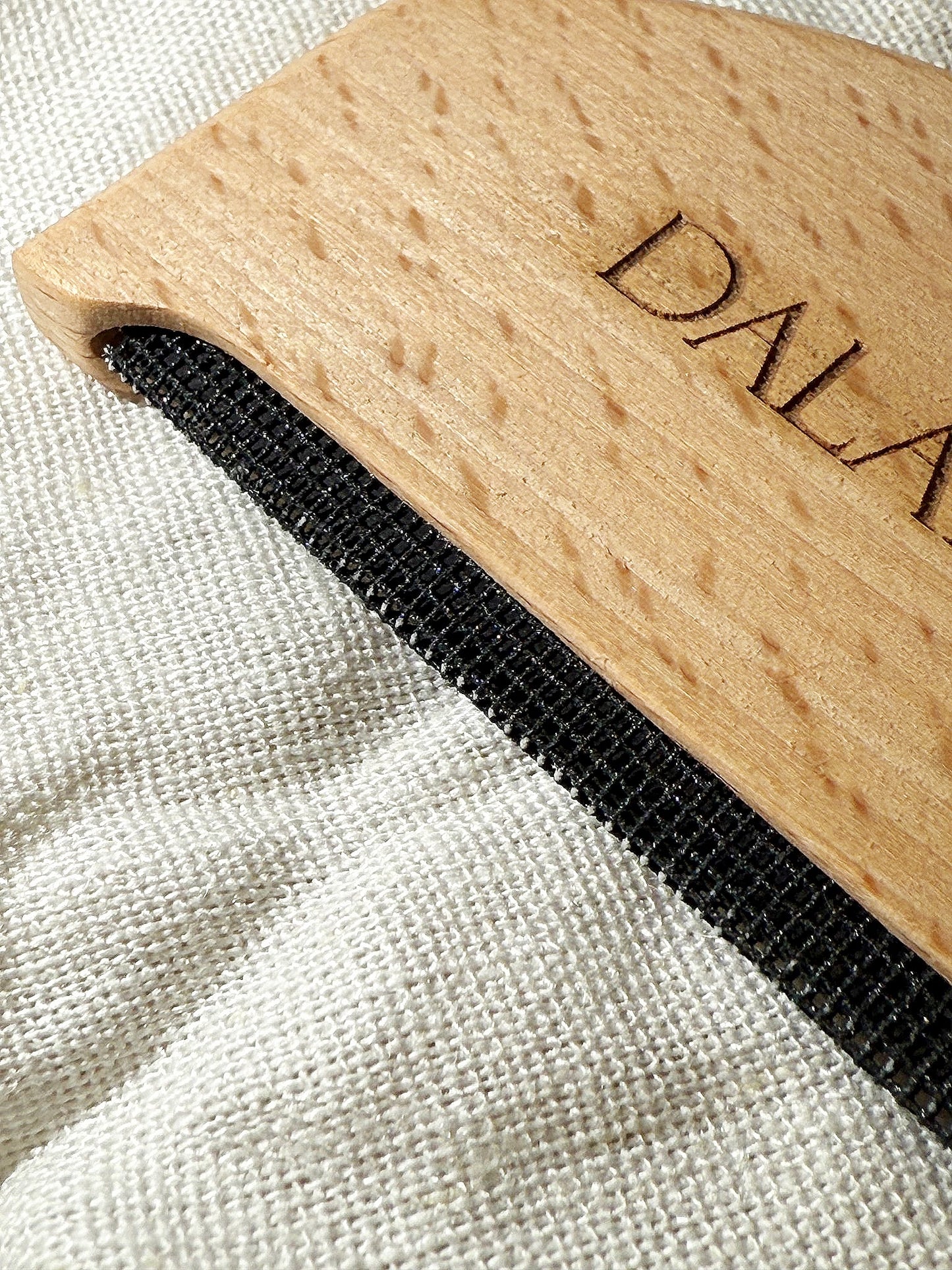 DALANA – Perie pentru haine groase (Premium Wool Brush)