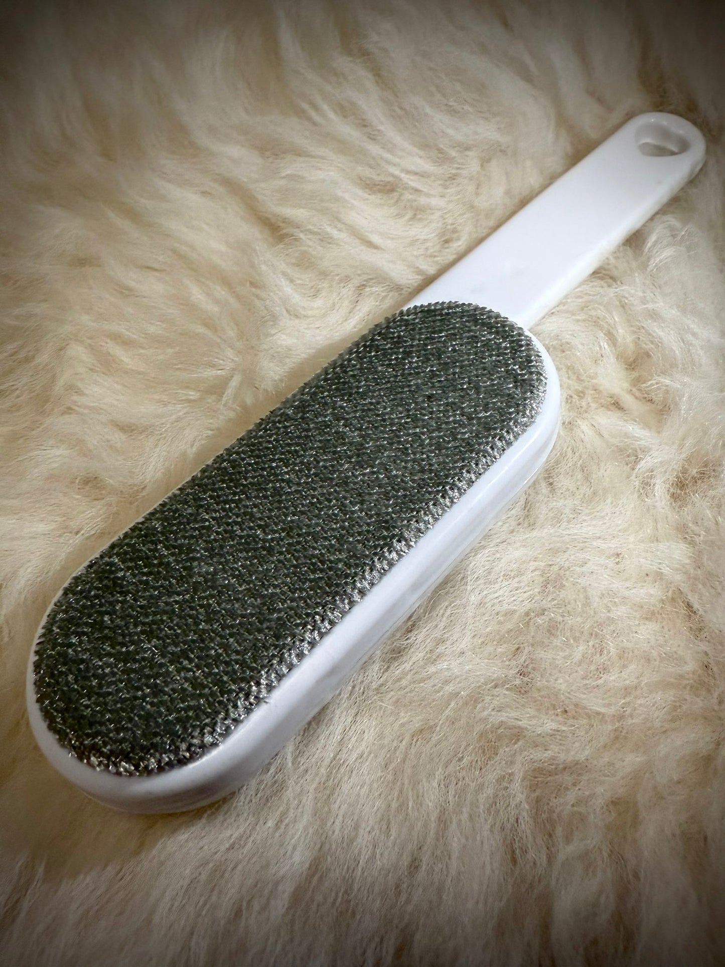 DALANA – Perie albă pentru haine (Everyday Fabric Brush)