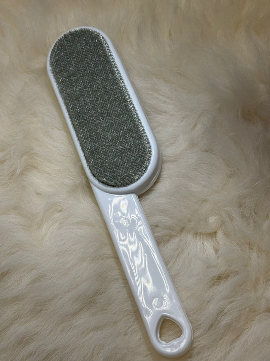 DALANA – Perie albă pentru haine (Everyday Fabric Brush)